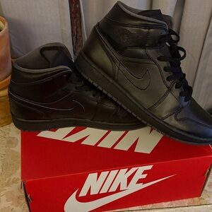 Air Jordan 1 mid triple black